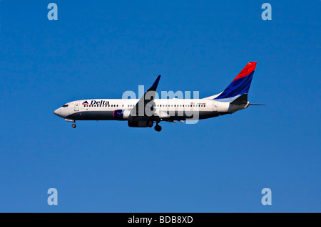 Delta Air Lines Boeing 737-832 im Flug mit ausgefahrenem Fahrwerk nach unten. Stockfoto