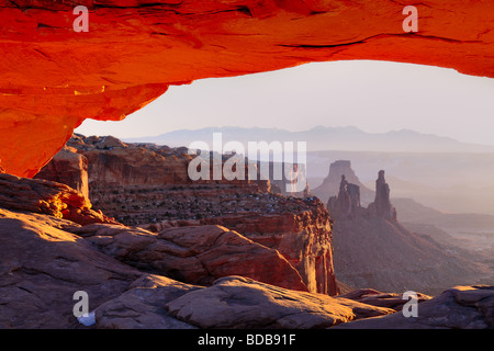 Canyonlands Nationalpark Mesa Arch bei Sonnenaufgang Stockfoto