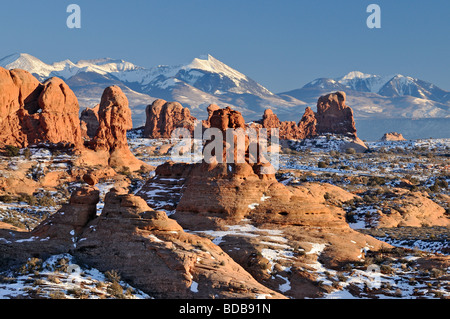 Arches Nationalpark Ansicht Süd aus dem Garten Eden auf die La Sal Mountains über die Windows Stockfoto