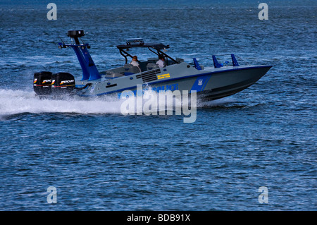 Boston Polizei-Schnellboot patrouilliert Boston Harbor. Stockfoto