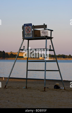 Leeren Rettungsschwimmer Stuhl am Strand mit "No Bademeister" zu unterzeichnen und "Alkohol verboten". Stockfoto