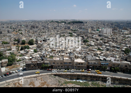 Ein Blick auf die Zersiedelung in der syrischen Stadt Aleppo, von der Zitadelle aus gesehen, Syrien. Stockfoto