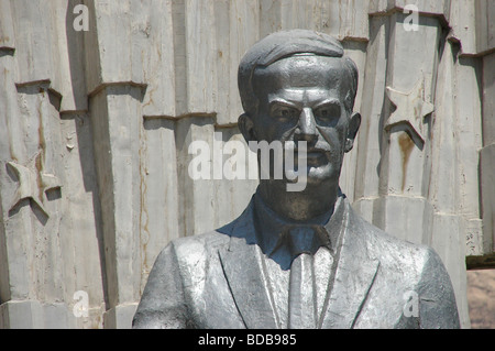 Eine Statue, die die Büste des ehemaligen syrischen Präsidenten Hafez al-Assad in Damaskus, Syrien, zeigt. Stockfoto