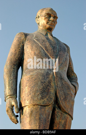 Eine Statue des türkischen Präsidenten Mustafa Kemal Atatürk auf dem Hauptplatz des Küstenortes Bozburun in der Türkei. Stockfoto