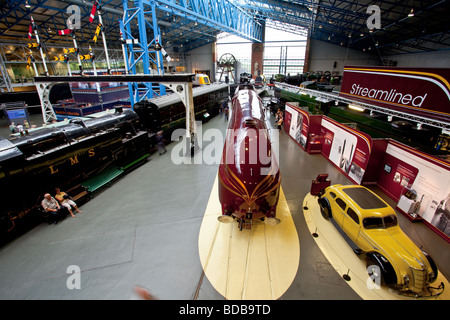 Die Duchess of Hamilton Dampflok und ein Auto der damaligen Zeit im National Railway Museum in York Stockfoto