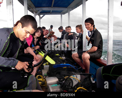 Indonesien Sulawesi Hoga Insel Betrieb Wallacea 6. Form Studenten Padi Scuba Dive Boot Stockfoto