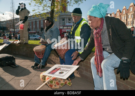 Trommeln und Referent März für Gerechtigkeit für Ricky Bishop, Sean Rigg und andere verstorbene verdächtig in Brixton Polizeistation Stockfoto