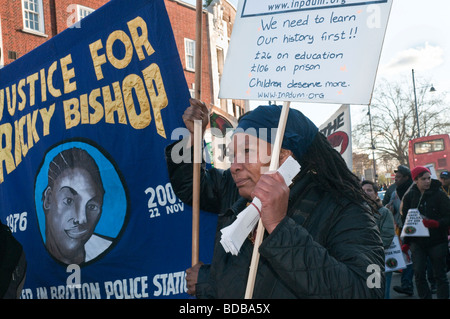 InPDUM März fordert Gerechtigkeit für Ricky Bishop, Sean Rigg und andere schwarze Männer, die verdächtig in Brixton Polizeistation gestorben Stockfoto