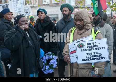 Kränze wurden für Ricky Bishop, Sean Rigg und andere schwarze Männer im "lynchen Tree" außerhalb Brixton Polizeistation gelegt. Stockfoto