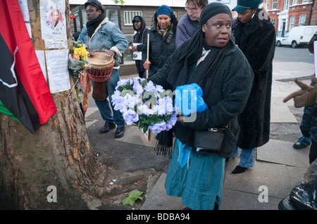 Kränze wurden für Ricky Bishop, Sean Rigg und andere schwarze Männer im "lynchen Tree" außerhalb Brixton Polizeistation gelegt. Stockfoto