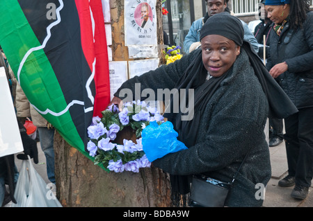 Kränze wurden für Ricky Bishop, Sean Rigg und andere schwarze Männer im "lynchen Tree" außerhalb Brixton Polizeistation gelegt. Stockfoto