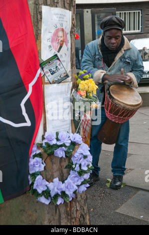 Kränze für Ricky Bishop, Sean Rigg und andere schwarze Männer im "lynchen Tree" außerhalb Brixton Polizeistation Stockfoto