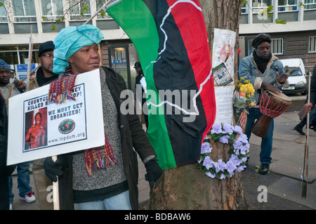 Kränze für Ricky Bishop, Sean Rigg und andere schwarze Männer im "lynchen Tree" außerhalb Brixton Polizeistation Stockfoto