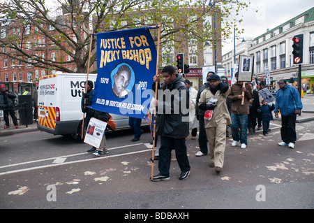 InPDUM März fordert Gerechtigkeit für Ricky Bishop, Sean Rigg und andere schwarze Männer, die verdächtig in Brixton Polizeistation gestorben Stockfoto