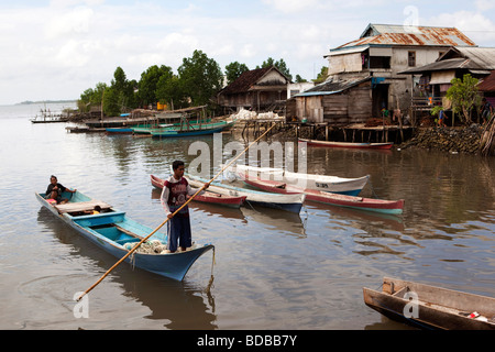 Indonesien Sulawesi Kaledupa Insel Ambuea Dorf lokalen Fischmarkt kleines Fischerboot mit Haken Stockfoto