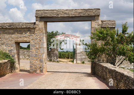 Clos De La Perriere de Vougeot Domaine Bertagna Monopol premier Cru Weingut Gateway gesehen durch den Stein Eingang in Vougeot Stockfoto