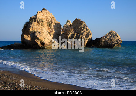 Große Felsen vor der Küste von Zypern Stockfoto