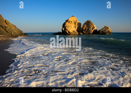 Große Felsen vor der Küste von Zypern Stockfoto