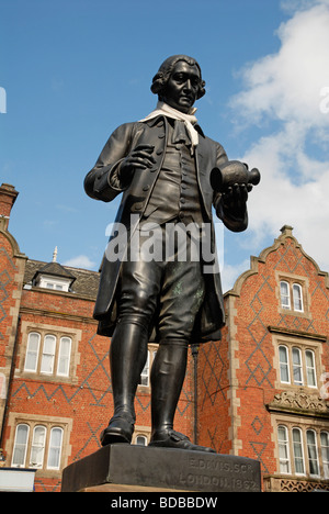 Statue von Josiah Wedgewood komplett mit Schal platziert, indem ein Spaßvogel in Stoke-on-Trent UK 2009 Stockfoto