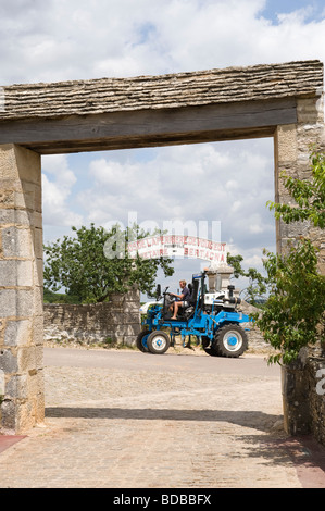 Clos De La Perriere de Vougeot Domaine Bertagna Monopol premier Cru Weingut Eingang durch das steinerne Tor in Vougeot gesehen Stockfoto