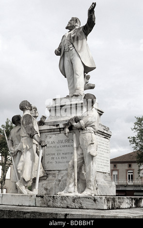 Statue zum Gedenken an Jean Jaurès, französischer Sozialist, im Ort Jean Jaurès, Carmaux, Tarn, Frankreich. Stockfoto