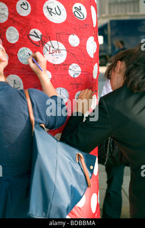 Schreiben von Nachrichten auf Touristen gewickelt Baumstämme - South Bank, London, England, UK, Europa Stockfoto