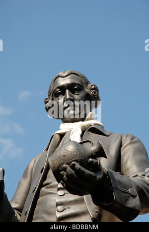 Statue von Josiah Wedgwood komplett mit Schal platziert, indem ein Spaßvogel in Stoke-on-Trent UK 2009 Stockfoto