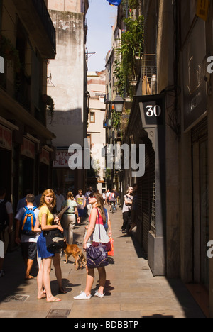 Junge Touristen erkunden eine schmale Gasse aus Ib Las Ramblas Barcelona Katalonien Spanien Catalunia Espana Stockfoto