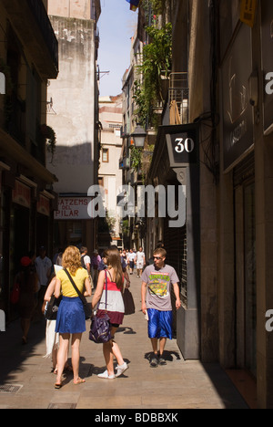 Junge Touristen erkunden eine schmale Gasse aus Ib Las Ramblas Barcelona Katalonien Spanien Catalunia Espana Stockfoto