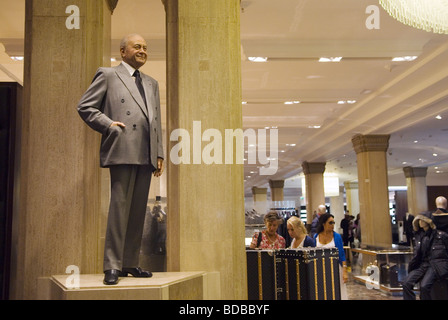 Harrods Statue von Mohamed Al Fayed Vorsitzender von Harrods London, Harrods Department Store UK 2009 2000s HOMER SYKES Stockfoto