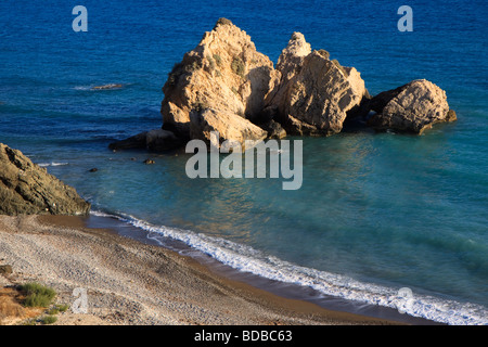 Große Felsen vor der Küste von Zypern Stockfoto