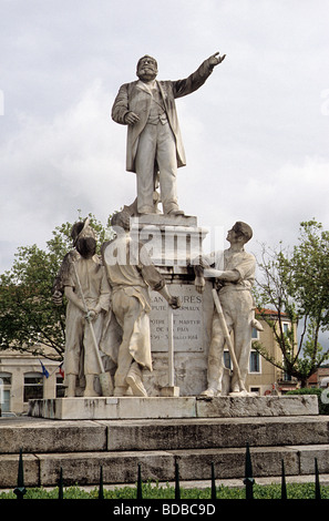 Statue zum Gedenken an Jean Jaurès, französischer Sozialist, im Ort Jean Jaurès, Carmaux, Tarn, Frankreich. Stockfoto