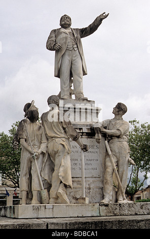 Statue zum Gedenken an Jean Jaurès, französischer Sozialist, im Ort Jean Jaurès, Carmaux, Tarn, Frankreich. Stockfoto