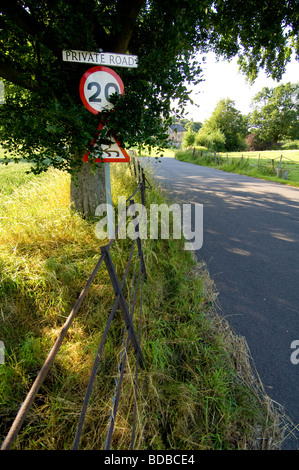 Privatstraße mit einer Höchstgeschwindigkeit von 20 mph Stockfoto