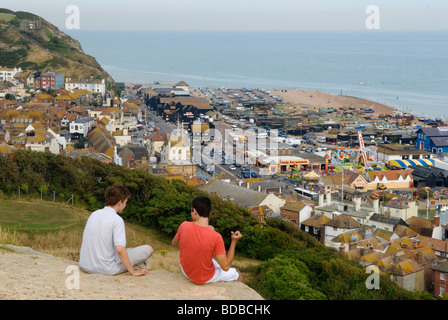 Hastings East Sussex blickte auf alte Stadt am Meer Vergnügen Strand Fischer Hütten HOMER SYKES Stockfoto