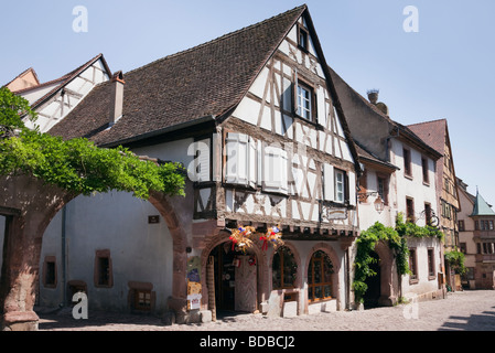Rue du General de Gaulle Riquewihr Elsass Haut Rhin Frankreich alte Fachwerkhaus Gebäude in der malerischen mittelalterlichen Stadt Stockfoto