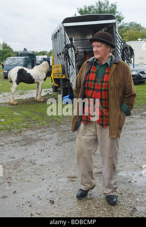 Brigg Horse Fair, Gypsy Horse Dealer mit braunem Derby Bowler Hut und Schottenweste 2009, 2000er Brigg Lincolnshire England. UK HOMER SYKES Stockfoto