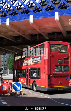 Rot-London-Bus unterquert blaue Brücke, Waterloo, London, England, UK, Europa Stockfoto