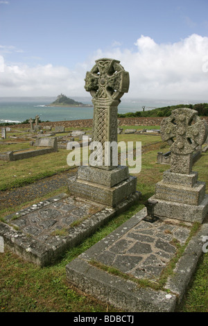 Stadt von Marazion, England. Ein Friedhof in Marazion mit St. Michaels Mount im fernen Hintergrund. Stockfoto