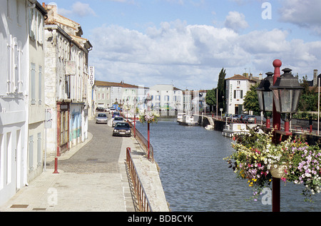 Frankreich, Marans, den Fluss Sèvres Niortaise gesehen von der Brücke. Stockfoto