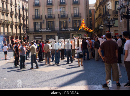 Lärmenden Demonstranten sammeln außerhalb der katalanischen Regionalregierung in Barcelona-Katalonien-Spanien Stockfoto
