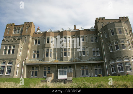 Dorf von Tintagel, England. Heckansicht des Camelot Castle Hotel in Tintagel. Stockfoto