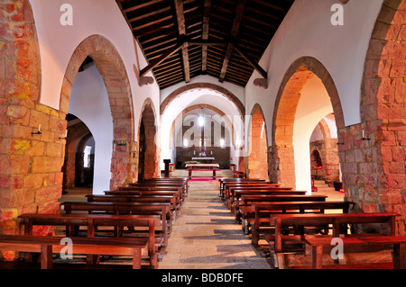 Spanien, Jakobsweg: Langhaus der romanischen Kirche Iglesia de Santa Maria in O Cebreiro in Galizien Stockfoto