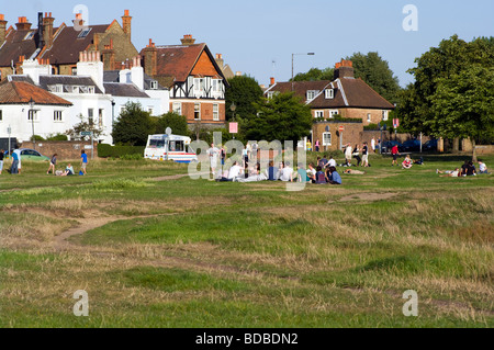 Menschen entspannen auf Wimbledon Common an einem Sommerabend Stockfoto