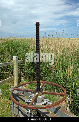 Schleuse am Fluss Stockfoto