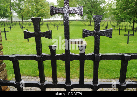 Der Eingang zu den deutschen Soldatenfriedhof Fricourt auf an der Somme Stockfoto