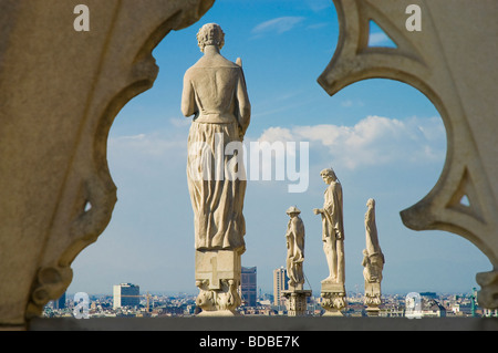 Statuen auf dem Dach des Il Duomo di Milano die viertgrößte Kirche der Welt Stockfoto