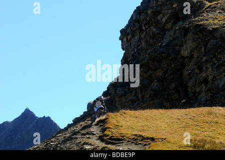 Ein Mountainbiker reitet einen felsigen downhill-Strecke entlang einer Kante hoch über Pila in den italienischen Alpen. Stockfoto