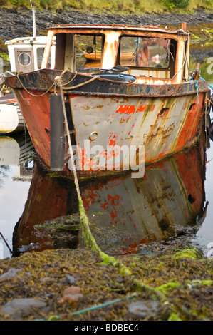 Stillgelegten alten rostigen Fischerboot vor Anker in Glencoe, Loch Leven, Schottland Stockfoto