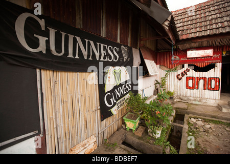 Indonesien Sulawesi Westküste Pare Pare Cafe Ono Meer bar Guinness-Werbebanner Stockfoto